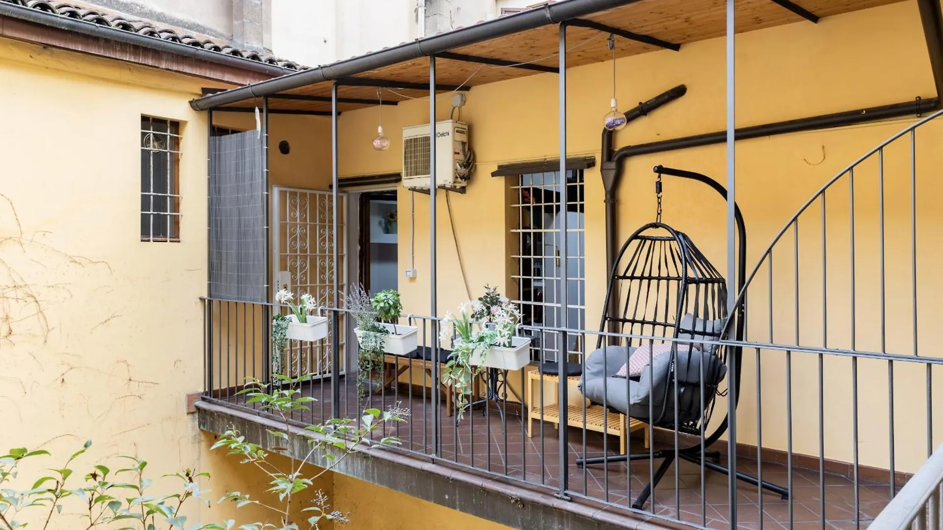 Bright Design House In The Heart Of Bologna Apartman