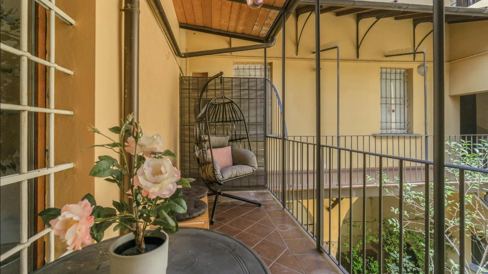 Bright Design House In The Heart Of Bologna Apartman