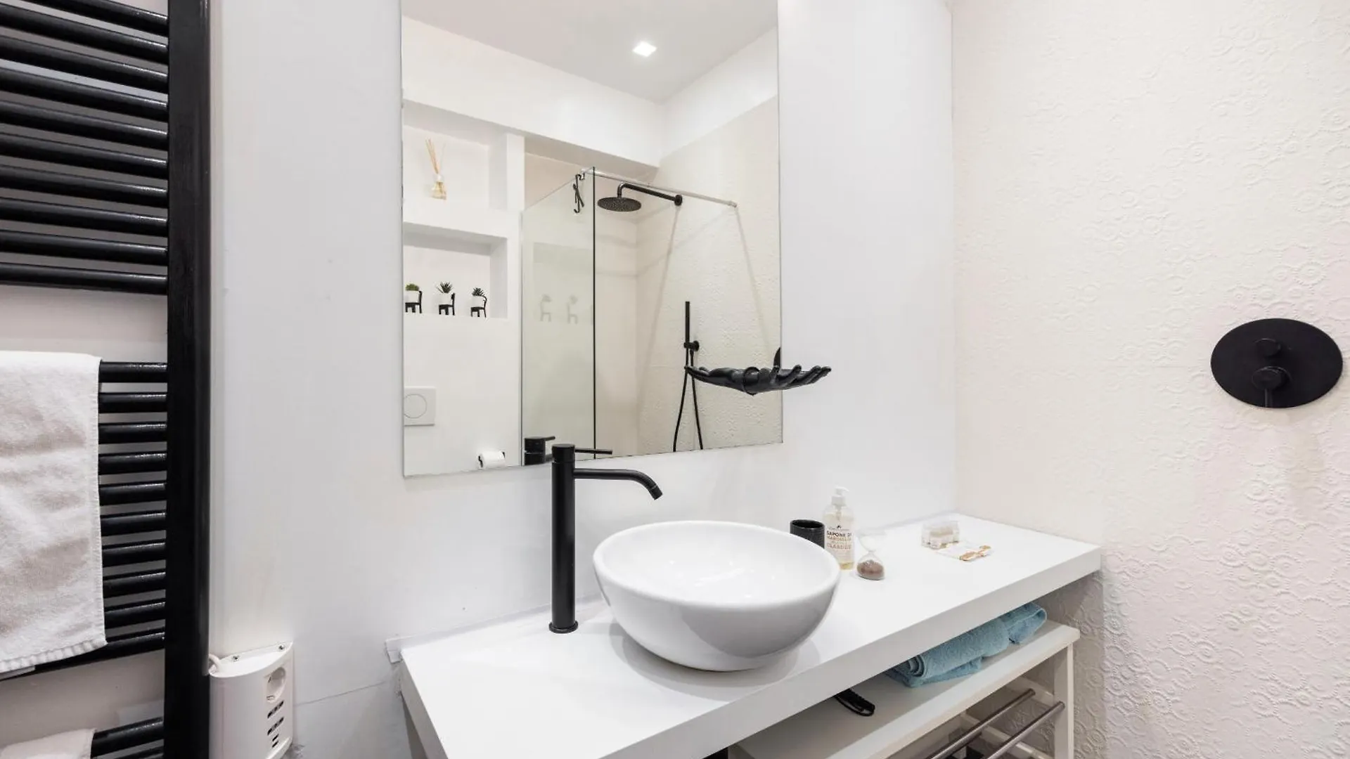 Bright Design House In The Heart Of Bologna Apartman