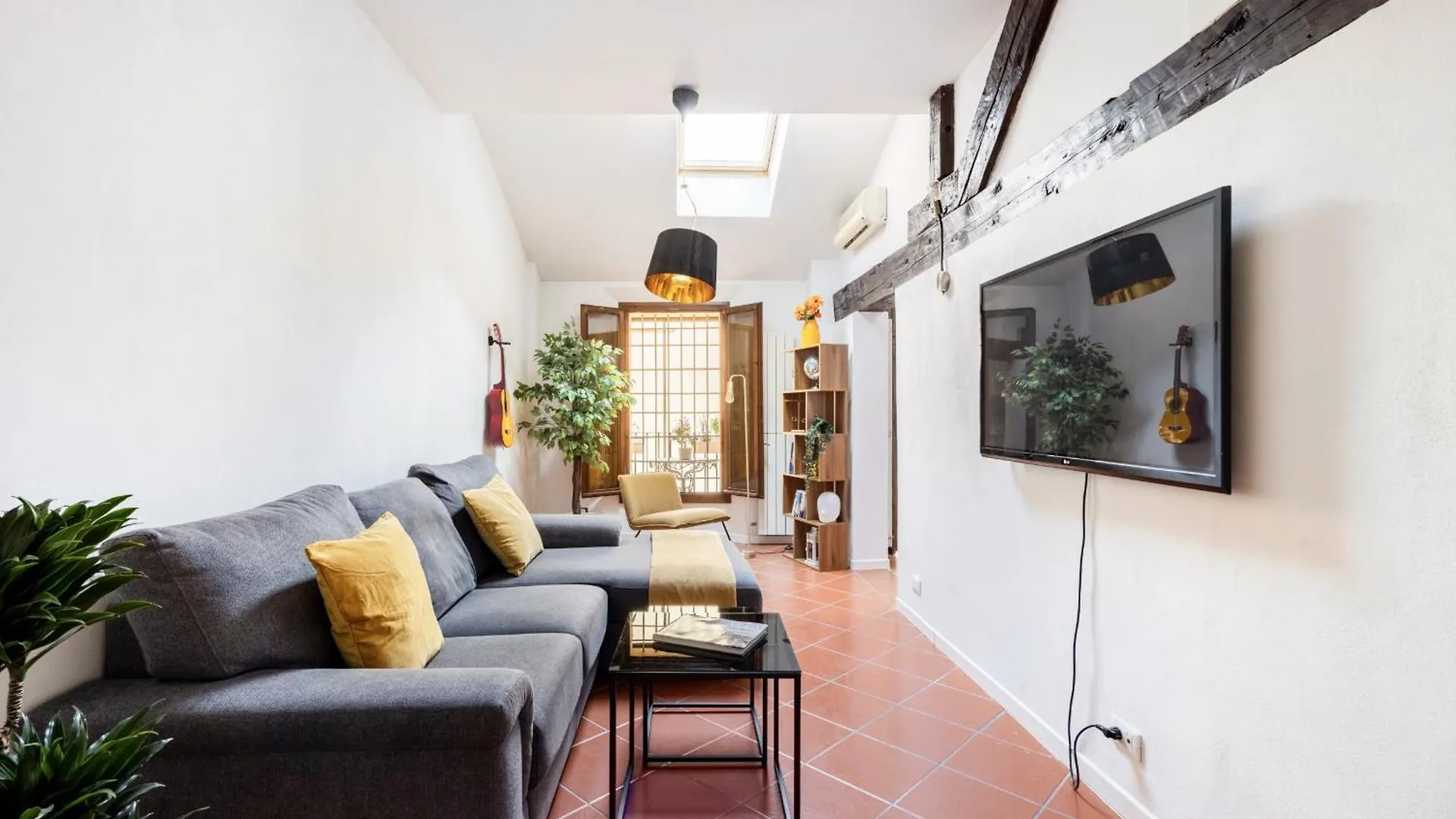 Bright Design House In The Heart Of Bologna Apartman
